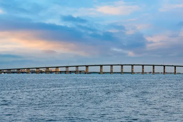 Miami Florida 'da Biscayne Körfezi üzerinde Rickenbacker Geçidi' nin karşısından gün batımı manzarası çok güzel.