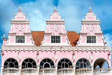 Geleneksel Hollanda binasında yakalanan Oranjestad, Aruba 'nın cazibesi. Açık gökyüzünün altında pembe renkler ve klasik tasarım.