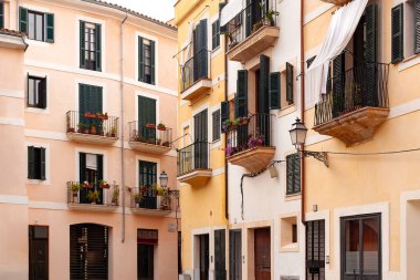 Balear Adaları 'ndaki Palma de Mallorca' nın mimari cazibesi bu renkli İspanyol cephesinde yakalanmıştır..
