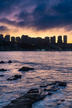 Concon, Şili 'nin dramatik alacakaranlık manzarası, renkli gökyüzü boyunca kentsel gelişimini gözler önüne seriyor..