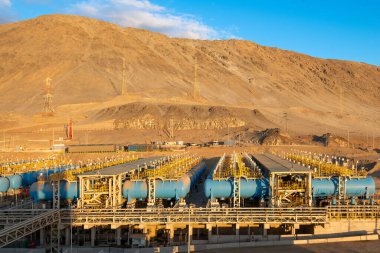 Büyük ölçekli bir ters osmoz arıtma tesisi, deniz suyunu içilebilir suya dönüştürüyor..