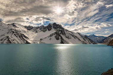 Şili 'nin Metropolitan Bölgesi' nde sakin ve pitoresk bir yapay göl olan El Yeso rezervuarını deneyin..