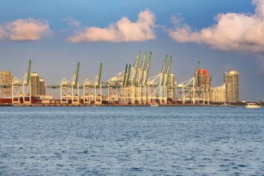 Miami 'nin hareketli limanı, etkileyici nakliye altyapısı ile parlak bir gökyüzü ve şehir zeminine karşı yakalandı..
