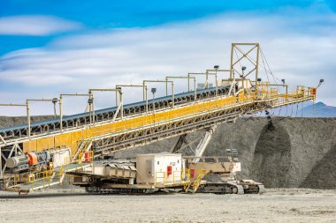 Bir bakır madeninde, taşınabilir taşıma sistemi sürekli bir sızıntı yığını oluşturur, bu da mineral kurtarılması için hayati önem taşır..