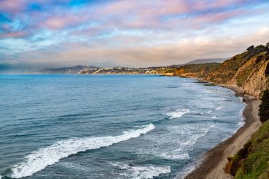 Şili, Maitencillo 'nun sakin kıyı şeridi, Puchuncavi' den görüldüğü gibi, Pasifik Okyanusu 'nu ve engebeli manzarayı gözler önüne seriyor..