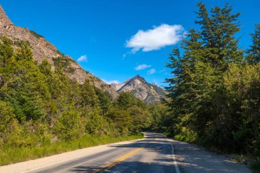 Llao Llao, Arjantin 'deki Circuito Chico' da, verimli Patagonya ormanları ve görkemli dağlarla çevrili manzaralı bir yolculuk..