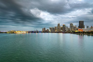 Miami şehir merkezinin ve Biscayne Körfezi 'nin alacakaranlıktaki dramatik bulutlu manzarası..