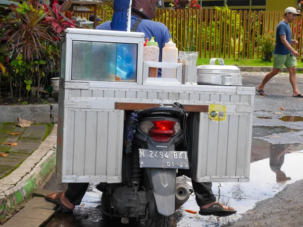 2023年2月23日インドネシア マラン市のバイクを使った販売店 Cilok — ストック写真
