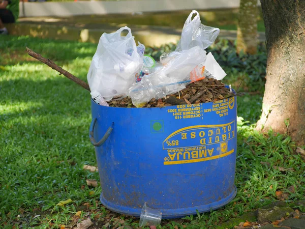 Publicznych Śmietników Które Już Pełne Odpadów Organicznych Plastikowych Niewłaściwa Koncepcja — Zdjęcie stockowe