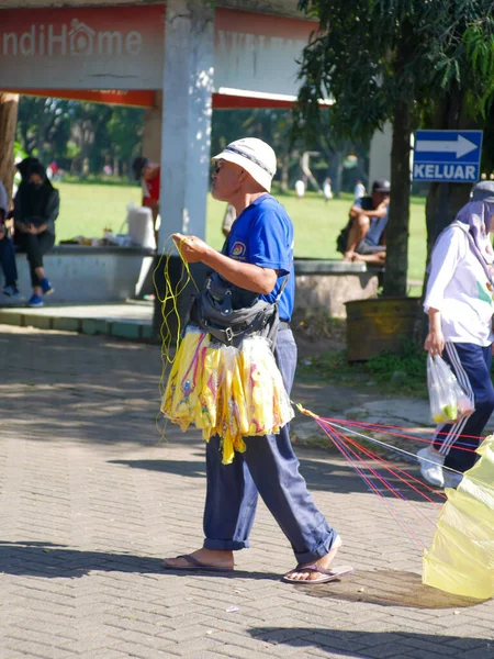 Malang Indonesia February 2023 Old Man Selling Parachuting Toys Demonstrating — Stock Photo, Image