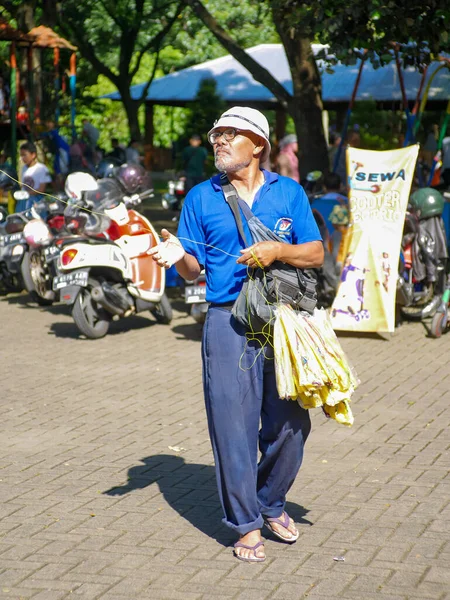 2023年2月23日インドネシア マラン パラシュート用のおもちゃを路上で販売する老人 プラスチック製のパラシュートおもちゃ — ストック写真