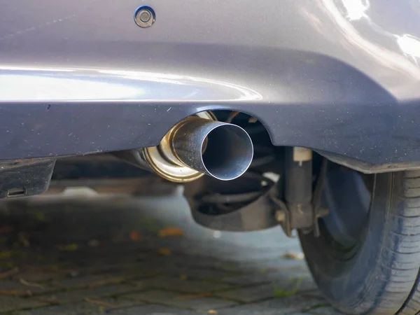 Bilavgaser Med Rund Form Begreppet Miljöförorening Genom Avgasutsläpp Från Motorfordon — Stockfoto