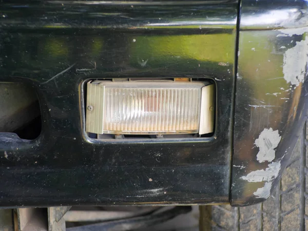 Zbliżenie Zdjęcie Lewego Kierunkowskazu Postaci Pudełka Starego Samochodu Obierającą Się — Zdjęcie stockowe