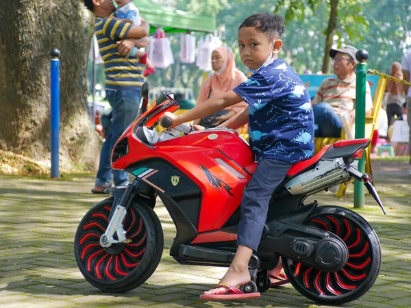 Malang Indonésie Février 2023 Enfant Conduit Une Moto Jouet Dans — Photo