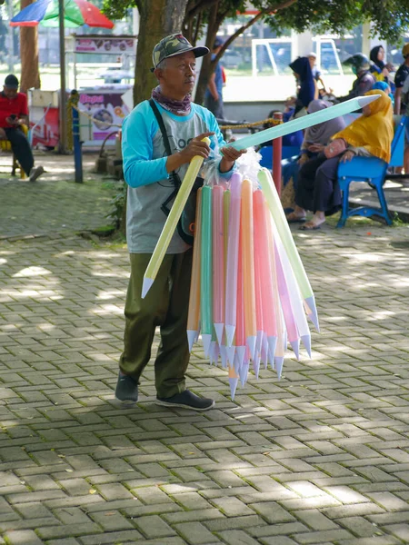 Malang Indonesië Februari 2023 Oude Man Verkoopt Plastic Speelgoed Aan — Stockfoto