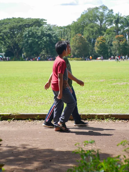 Malang Indonesia February 2023 Two Pedestrians Exercising Rampal Field Malang — Stock Photo, Image