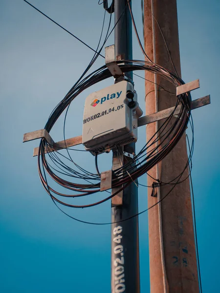 Malang, Endonezya - 14 Nisan 2023: fiber optik internet ağ kontrol kutusu yüksek bir kutuya yerleştirildi