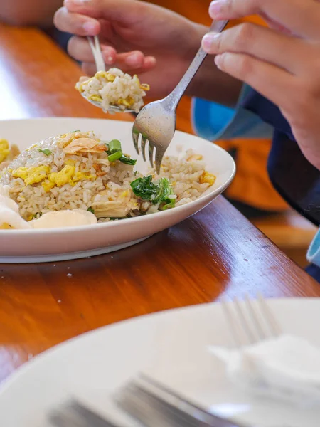 Menutup Foto Makan Nasi Goreng Dengan Garpu Dan Sendok Nasi — Stok Foto