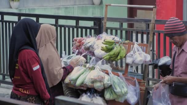 马来西亚 印度尼西亚 2023年5月16日 穆斯林家庭主妇早上从流动蔬菜商处购买蔬菜 — 图库视频影像