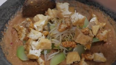 Fasulye filizi, chayote, kızarmış tofu salatalığı ve kızarmış tempeh gibi çeşitli sebzelerle karıştırılmış rujak baharatı.