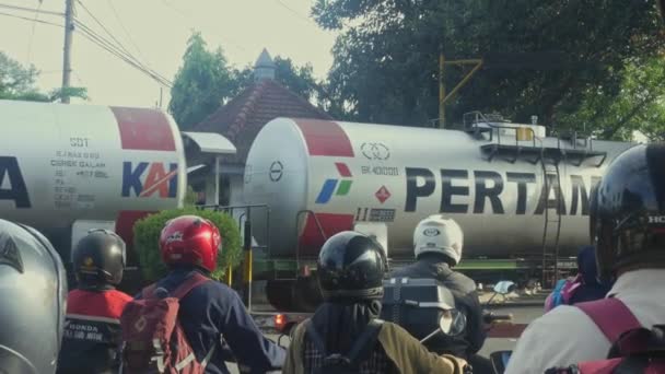 Malang Indonésia Maio 2023 Motociclistas Alinham Uma Travessia Trem Trens — Vídeo de Stock