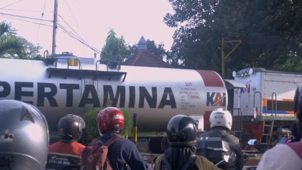 Malang Ινδονησία Μαΐου 2023 Μοτοσικλετιστές Παρατάσσονται Μια Σιδηροδρομική Διάβαση Τρένα — Αρχείο Βίντεο