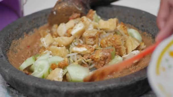 Rujak Pronto Mangiare Completo Condimenti Verdure Viene Trasferito Piatto Con — Video Stock