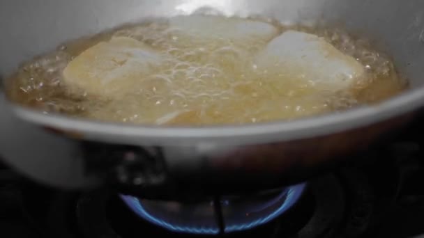 Usmažte Tofu Mřížce Nad Modrým Plamenem Tak Aby Olej Vaření — Stock video