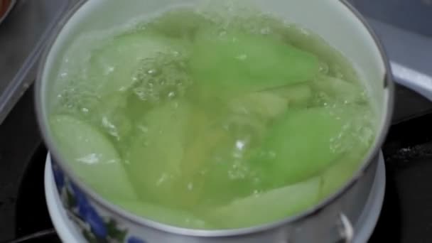 土狼南瓜在一小壶开水中漂白制成甜点 — 图库视频影像