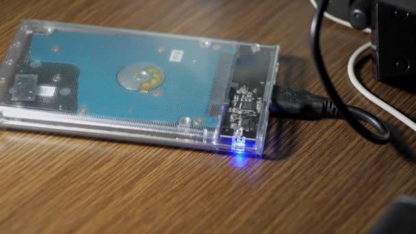 通过计算机访问的便携式硬盘的内容用闪光的蓝色Led显示 — 图库视频影像