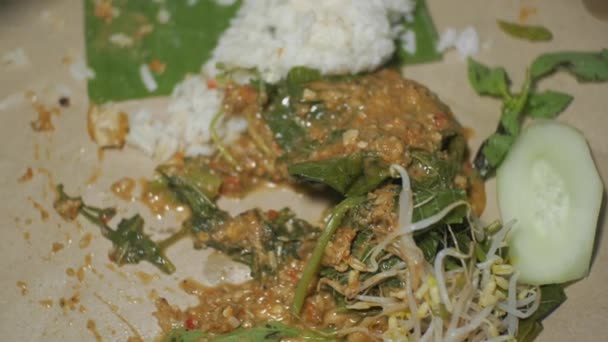 Pecel Rice 콩나물 오이를 소스를 곁들인 전통적 인도네시아 요리이며 템페와 — 비디오