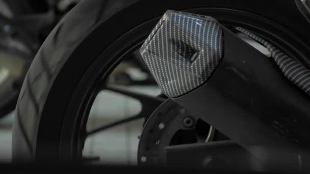 Les Préposés Service Moto Vérifient Rotation Roue Arrière Moto Avant — Video