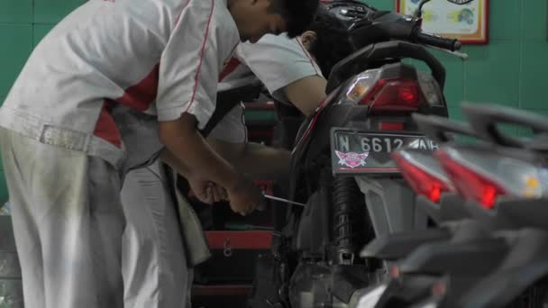 Malang Indonesien Maj 2023 Motorcykelservicepersonal Demonterar Motorcykelkarossen För Att Förenkla — Stockvideo
