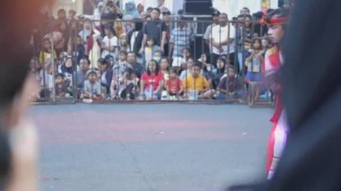 Malang, Endonezya - 28 Mayıs 2023: Endonezya 'nın Java adasındaki geleneksel sanatlardan biri olan jaranan ya da topaklı atın performansı