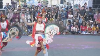 Malang, Endonezya - 28 Mayıs 2023: Endonezya 'nın Java adasındaki geleneksel sanatlardan biri olan jaranan ya da topaklı atın performansı