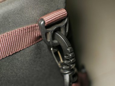 Torbanın kayışla bağlanması için torba bağlantısı şarjörü ya da kemer.