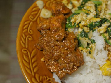 Beef Rendang, Endonezya 'nın Batı Sumatra kentindeki Minangkabau bölgesinden gelen bir Minang yemeğidir. Rendang yavaş pişirildi ve Hindistan cevizi sütüyle pişirildi baharat ve bitki karışımı ile tatlandırıldı.