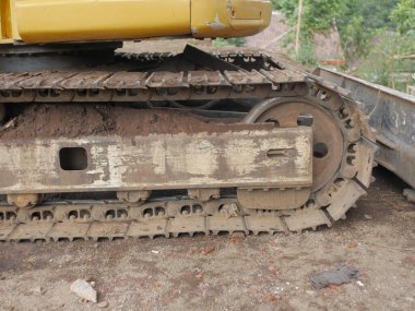 Metal kazıcı izleme arkaplanı. İnşaat alanı kumlu. Evin arka planı. Ağır makineler