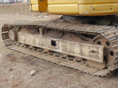 Metal kazıcı izleme arkaplanı. İnşaat alanı kumlu. Evin arka planı. Ağır makineler