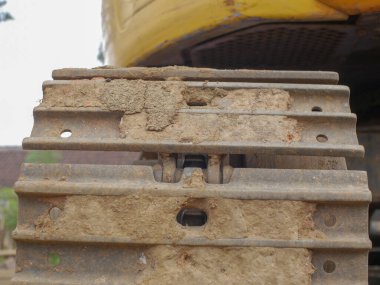 Metal kazıcı izleme arkaplanı. İnşaat alanı kumlu. Evin arka planı. Ağır makineler