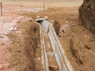 Büyük yerleşim bölgelerinin arasına kanalizasyon borusu döşemek. İnşaat alanındaki yeni hijyenik kanalizasyon, rögar sistemleri..