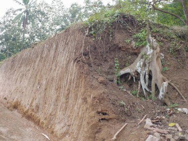 Zemin duvarında kazıcı kazıcı kovası diş izlerinin yakın plan çekimi. - Kazıcının Kova İzleri