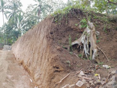Zemin duvarında kazıcı kazıcı kovası diş izlerinin yakın plan çekimi. - Kazıcının Kova İzleri