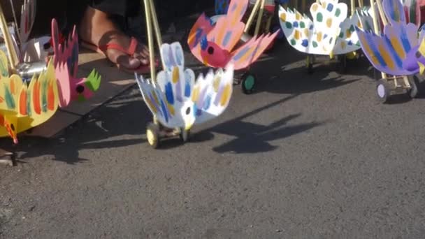 Традиционная Детская Игрушка Индонезии Виде Птицы Которая Приводится Движение Палкой — стоковое видео