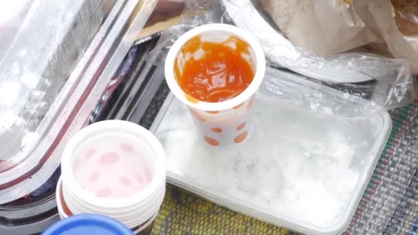 Tome Molho Tomate Recipiente Plástico Usando Uma Ponta Comida — Vídeo de Stock