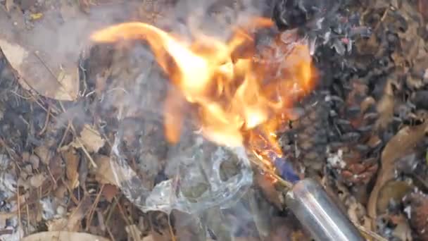 Bütan Alev Tabancası Alev Tabancası Kullanarak Kamp Ateşi Yak — Stok video