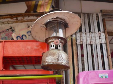 Klasik gazyağı yakıtlı, paslı bir gaz lambası.