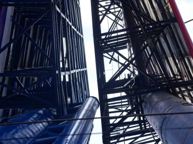 Reklam panosunun içi aşağıdan çekilir, böylece çelik gibi görünen ve karmaşık görünen destek yapısı görünür hale gelir.