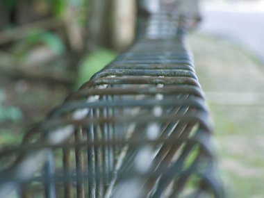 Demir çubuktan yapılmış bir çitin seçici odak noktasıyla yakın plan fotoğrafı