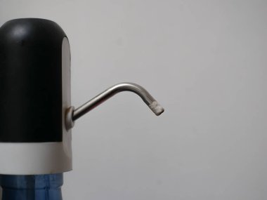 Endonezya 'da yaygın olarak kullanılan büyük galon içme suyundan su pompalamak için elektrikli içme suyu dağıtıcısı.